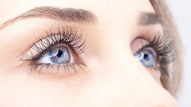 Augenbrauen zupfen und Wimpern färben im Madame Beauty Institut in Bern