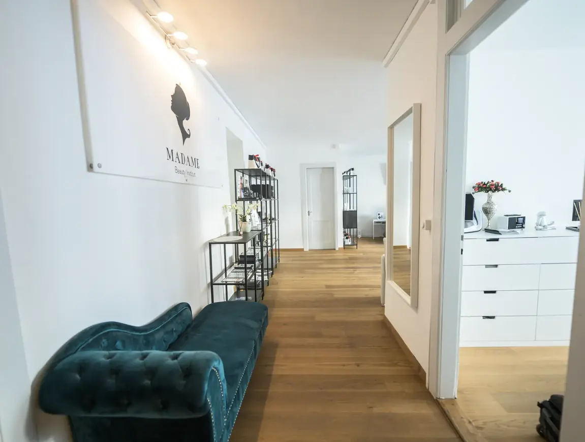 Eingang des Madame Beauty Institut an der Freienhofgasse 5 – Kosmetik Thun